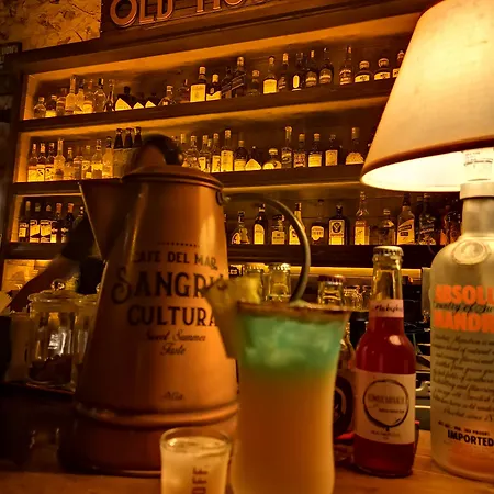 Old House Pub *