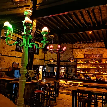 Old House Pub 호텔