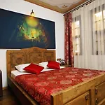 Old House Pub Hotel *