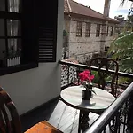 Old House Pub *