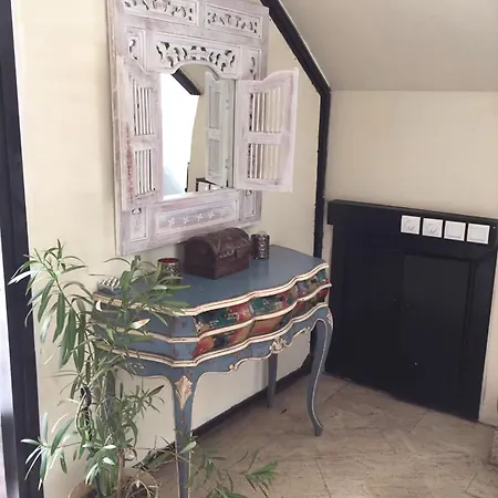 فندق Old House Pub